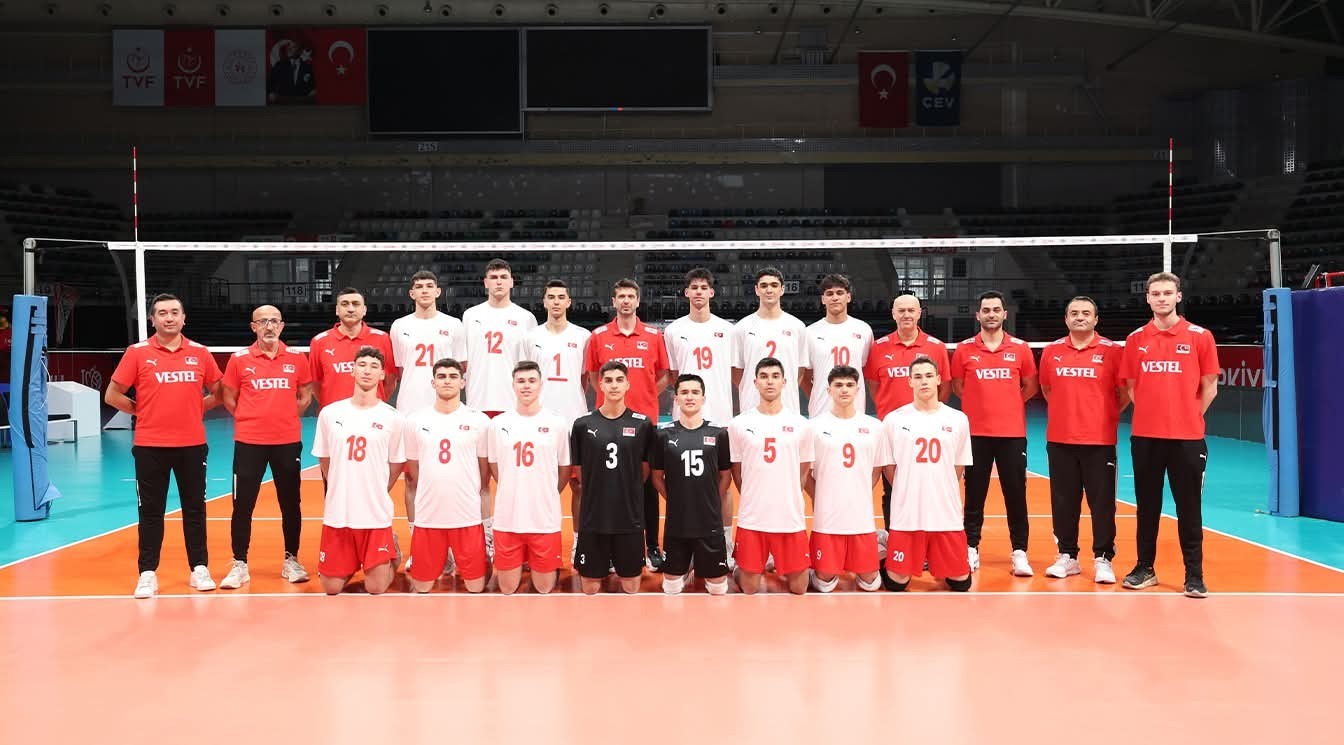 Türkiye U18 Erkek Voleybol Milli Takımı, Ankara’da kampa girdi
Türkiye U18 Erkek Voleybol Milli Takımı, Ankara’da kampa girdi