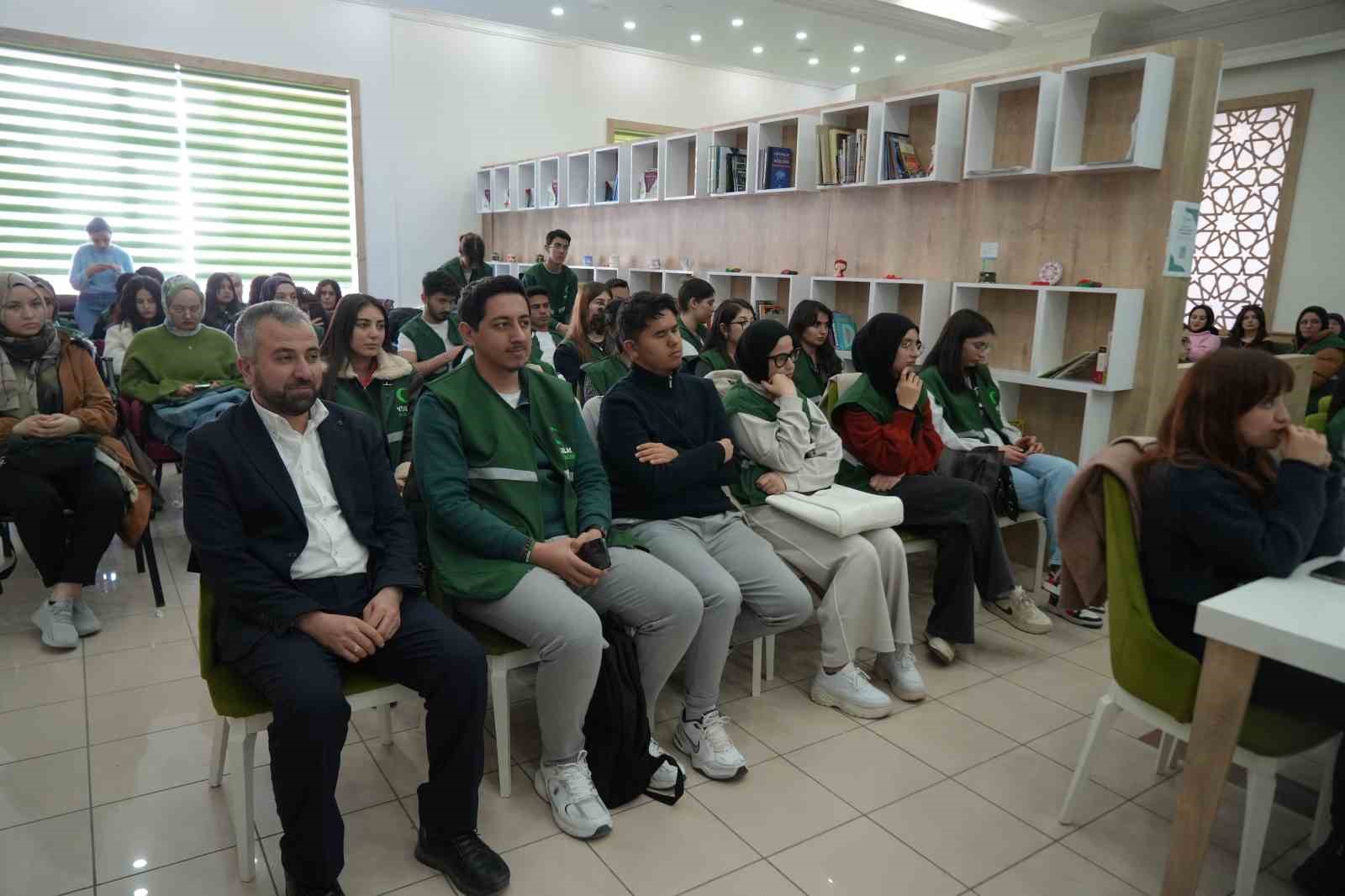Türkiye Yeşilay Cemiyeti Genel Başkanı Dinç: "Bağımlılıkla mücadelede devletin çabası yetmez, herkes sorumluluk almalı"
