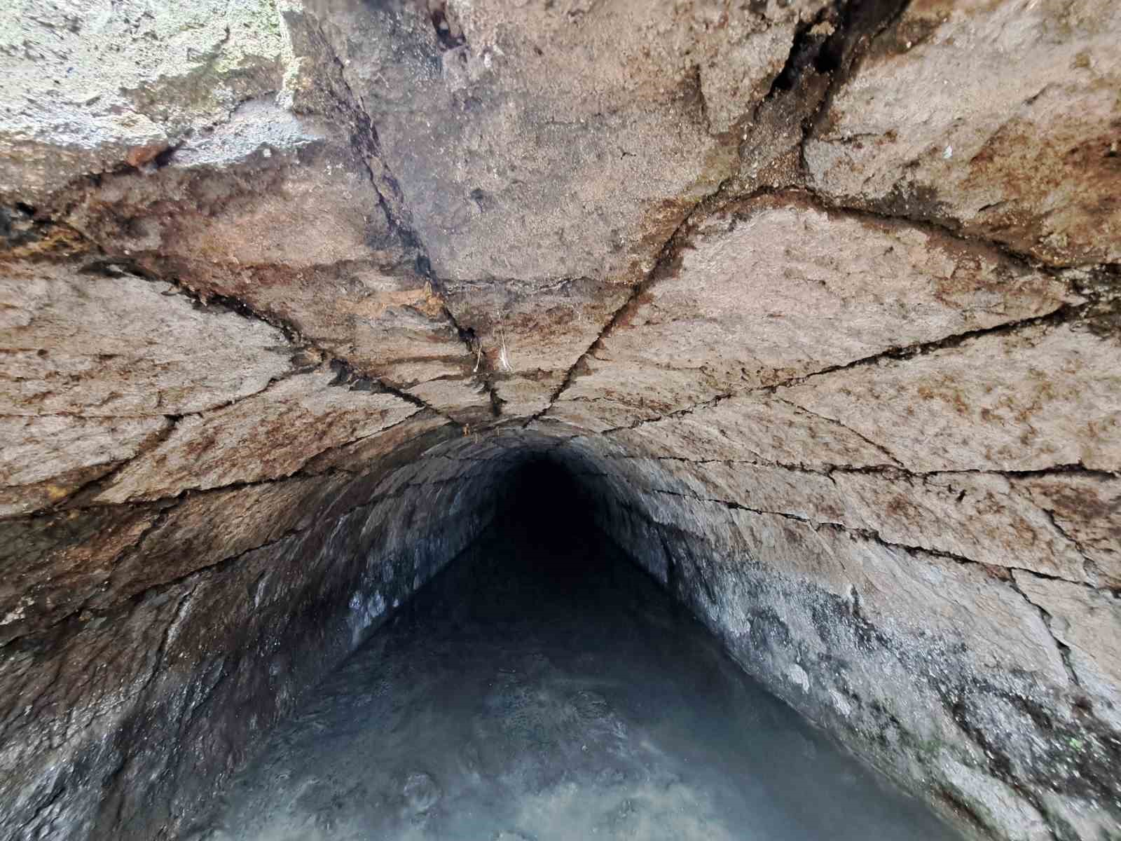 Türkiye’de bir örneği daha yok; Trabzon’da Roma dönemine ait su kanalı ortaya çıktı
