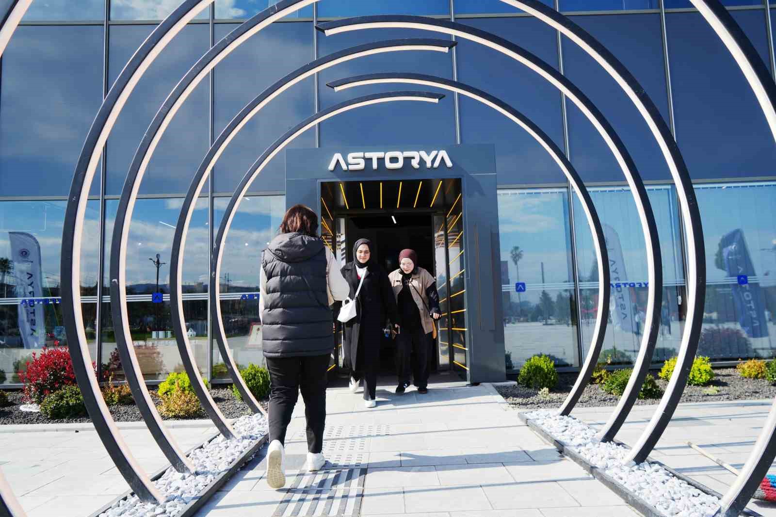 Türkiye’de ilk: Uçan sinema vatandaşların ayağını yerden kesti
