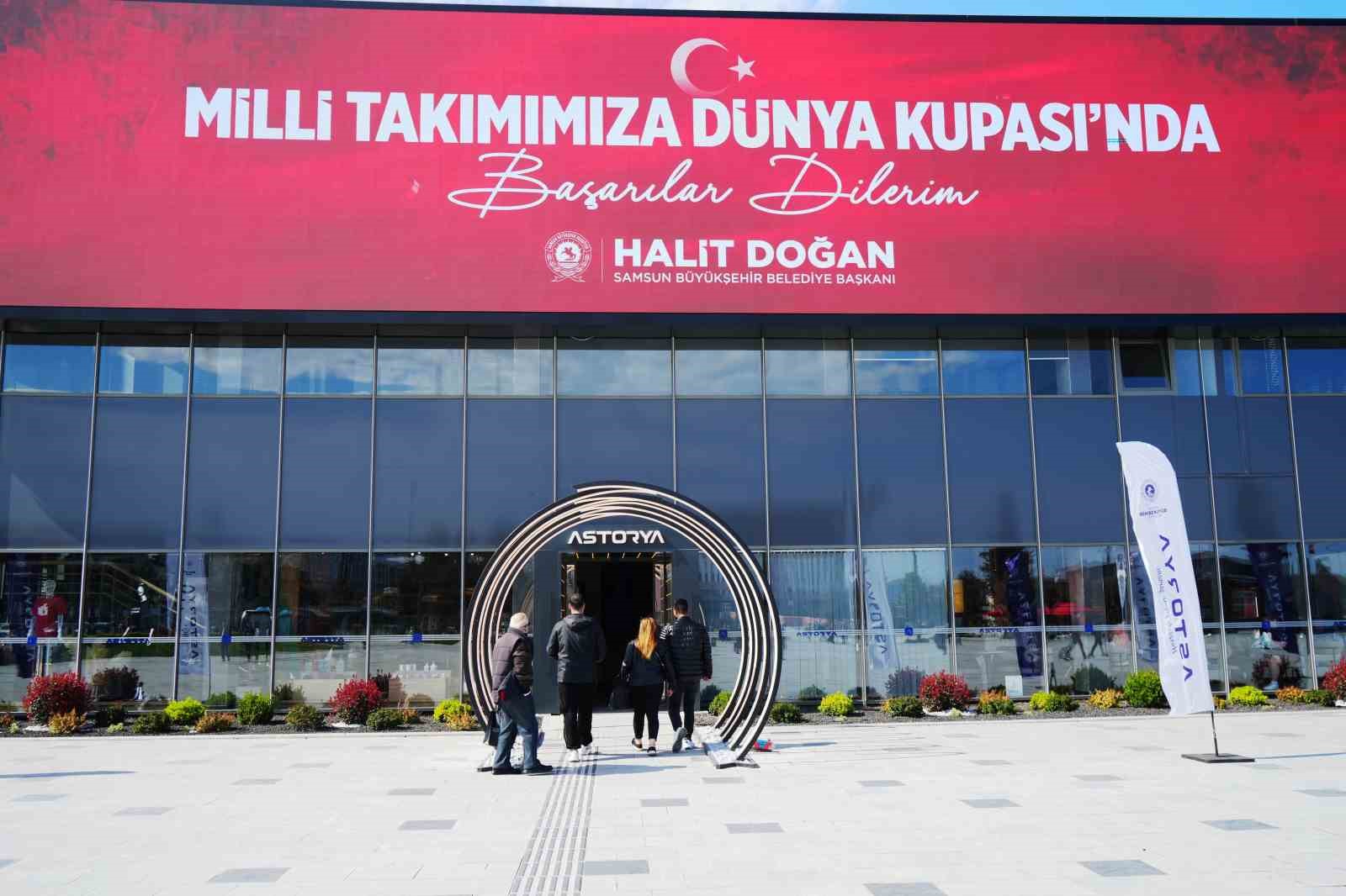 Türkiye’de ilk: Uçan sinema vatandaşların ayağını yerden kesti
