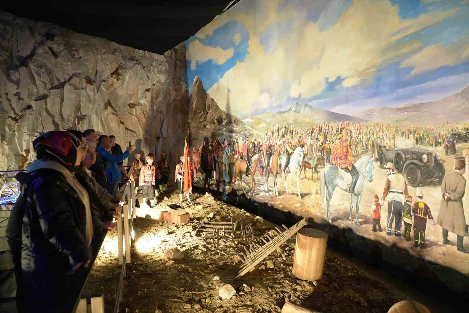 Türkiye’de ilk: Uçan sinema vatandaşların ayağını yerden kesti
