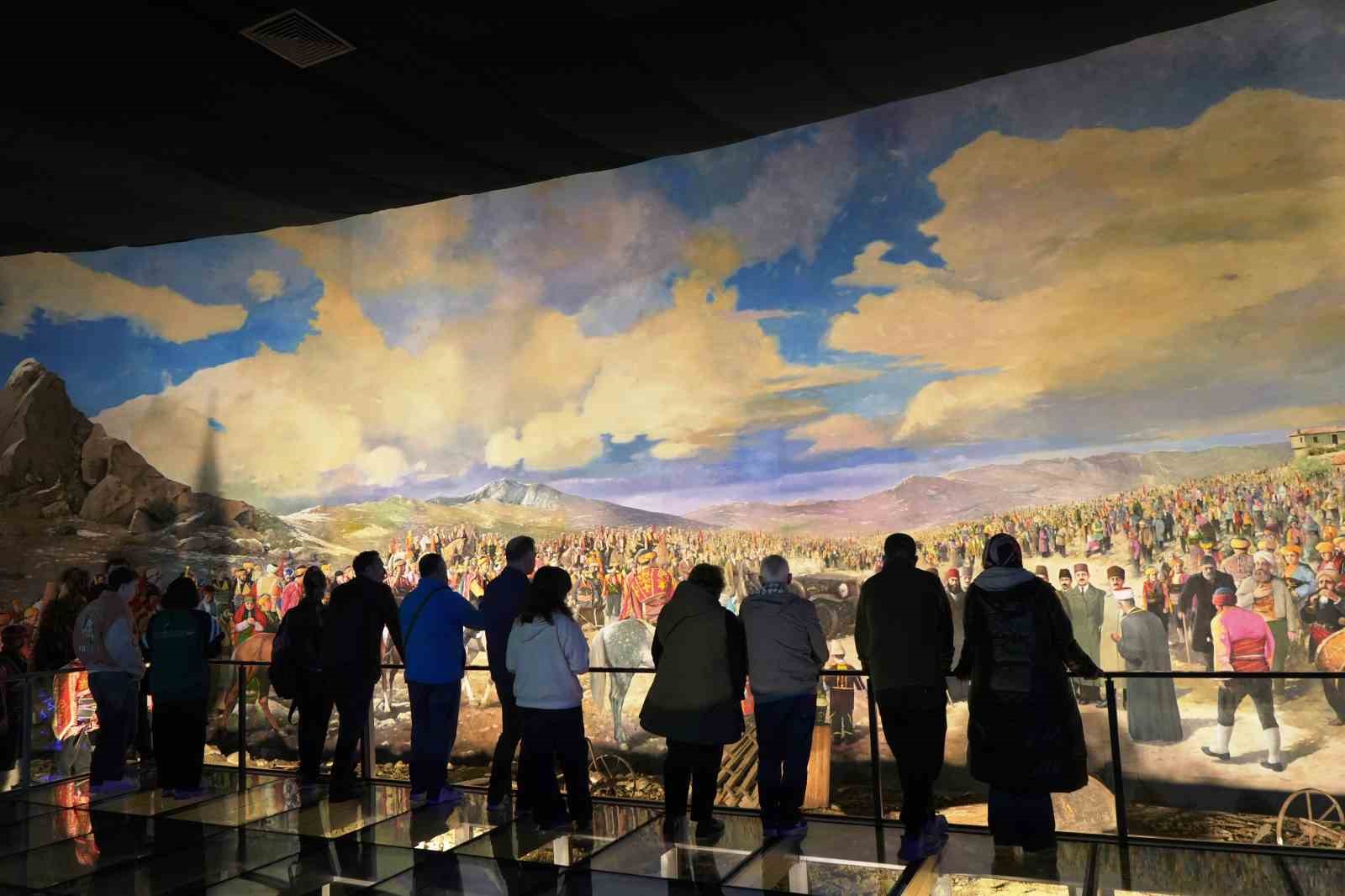 Türkiye’de ilk: Uçan sinema vatandaşların ayağını yerden kesti
