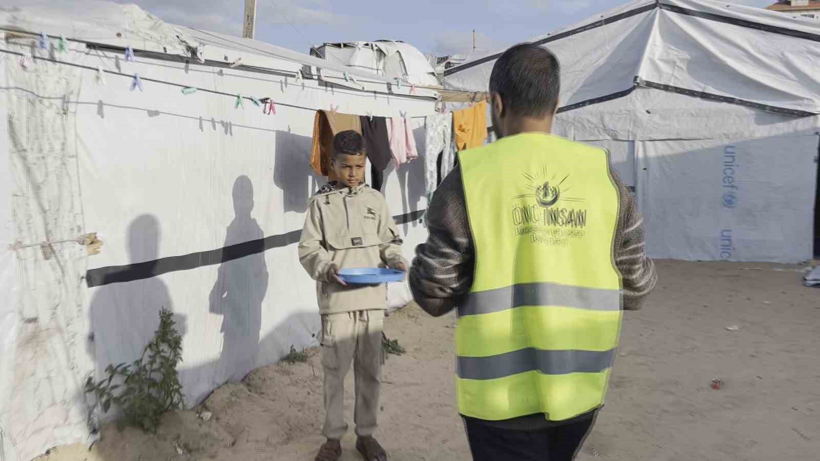 Türkiye’den Gazze’ye iftar sofraları: Çadır kentteki çocuklardan Türkiye’ye teşekkür
