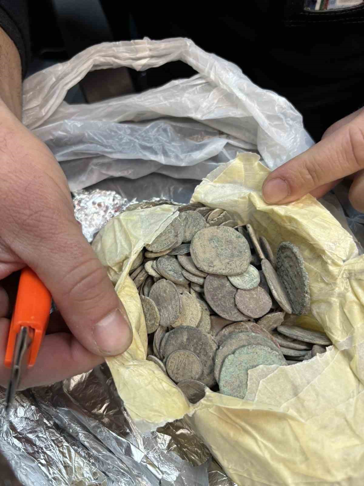 Türkiye’den kaçırılan binlerce sikke ve obje komşuya takıldı
