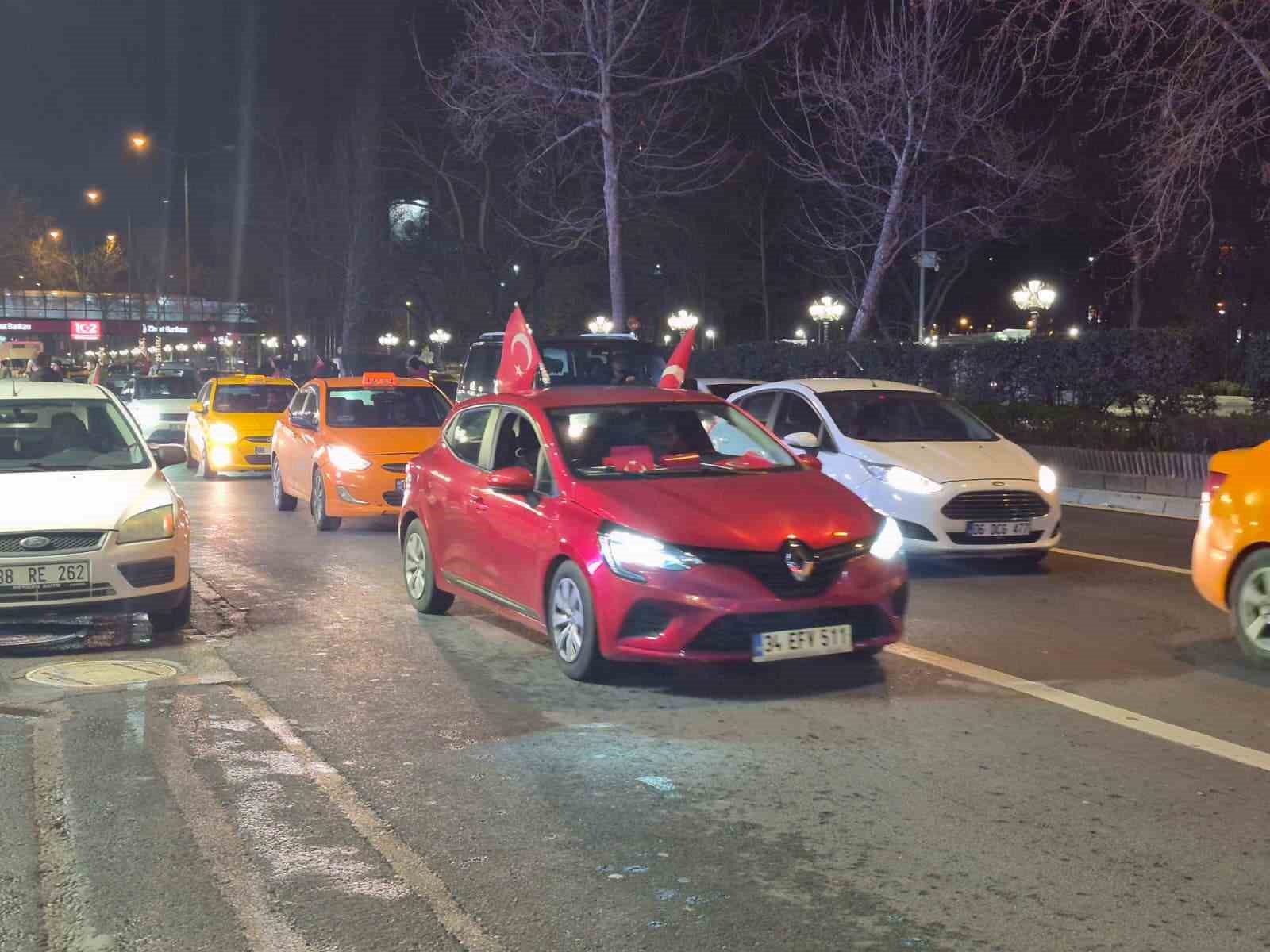 Türkiye’nin 24 yıl sonra Dünya Kupasına gitmesi Ankara’da coşku ile kutlandı
