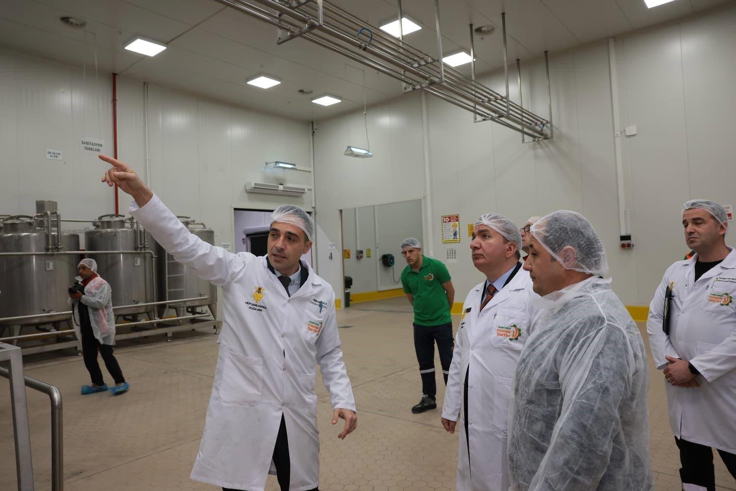 Türkiye’nin dört bir yanından gelen ballar Erzincan’da işleniyor
Türkiye’nin dört bir yanından gelen ballar Erzincan’da işleniyor