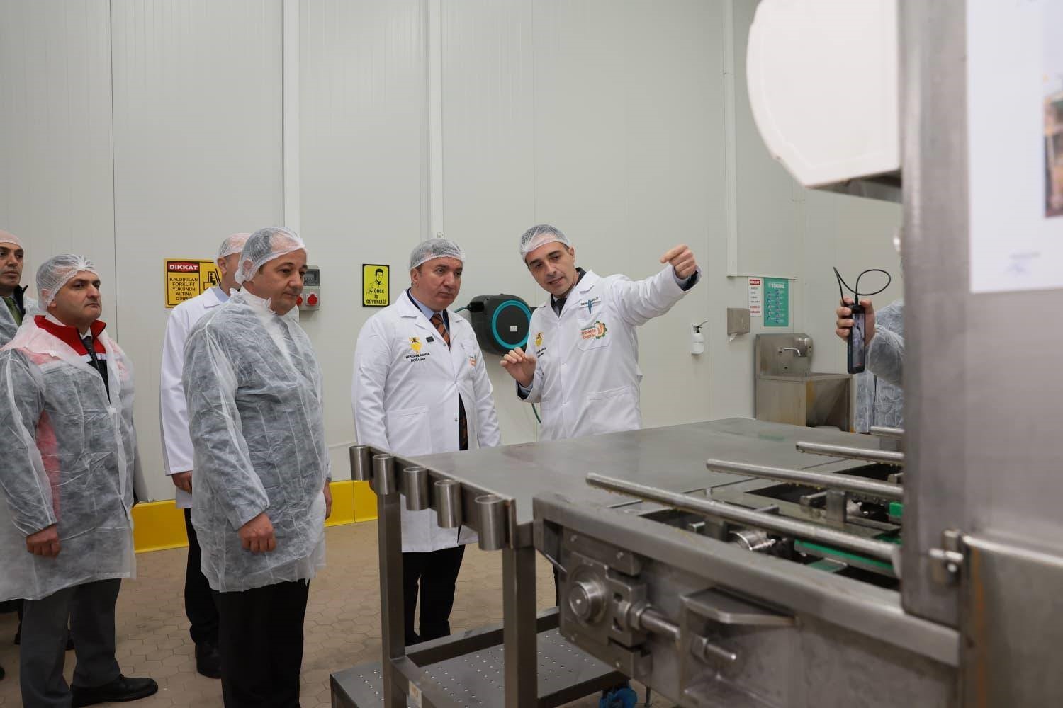 Türkiye’nin dört bir yanından gelen ballar Erzincan’da işleniyor
Türkiye’nin dört bir yanından gelen ballar Erzincan’da işleniyor