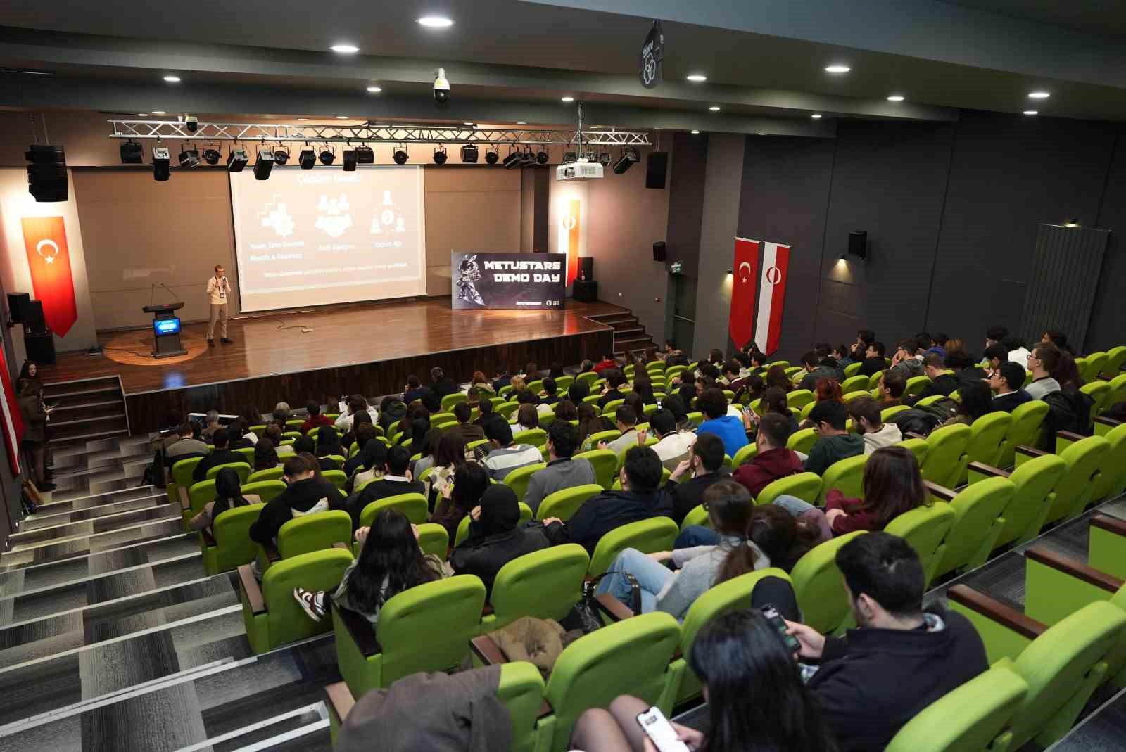 Türkiye’nin en başarılı öğrencileri girişimcilik sahnesinde
Türkiye’nin en başarılı öğrencileri girişimcilik sahnesinde