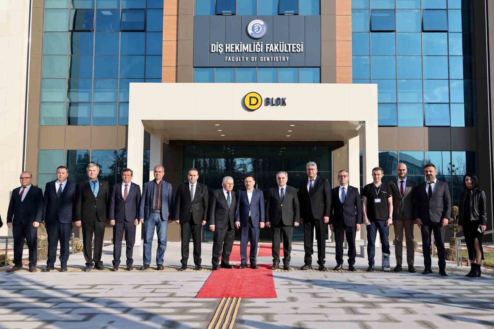 Türkiye’nin en büyük diş hastanesi ilk hastalarını aldı
