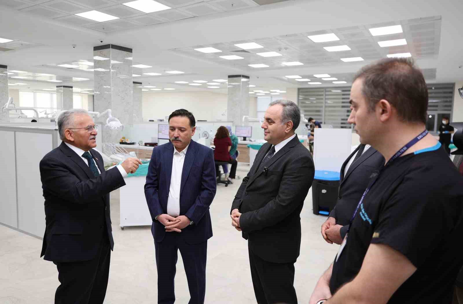 Türkiye’nin en büyük diş hastanesi ilk hastalarını aldı
