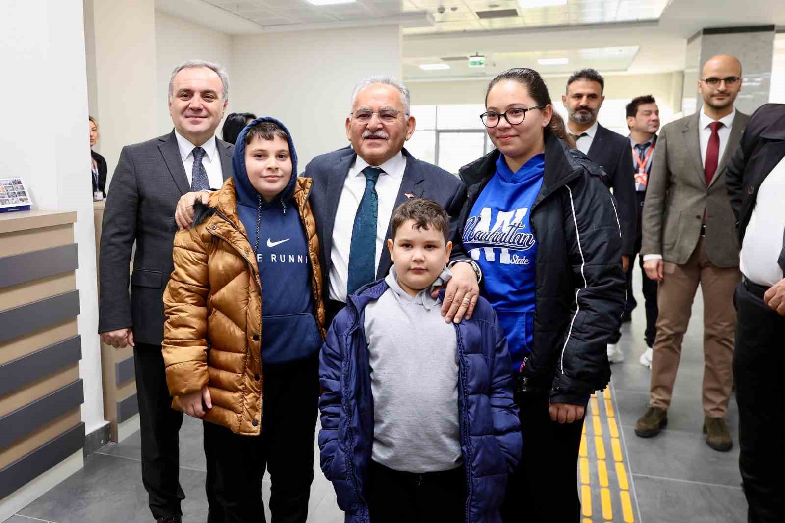 Türkiye’nin en büyük diş hastanesi ilk hastalarını aldı
