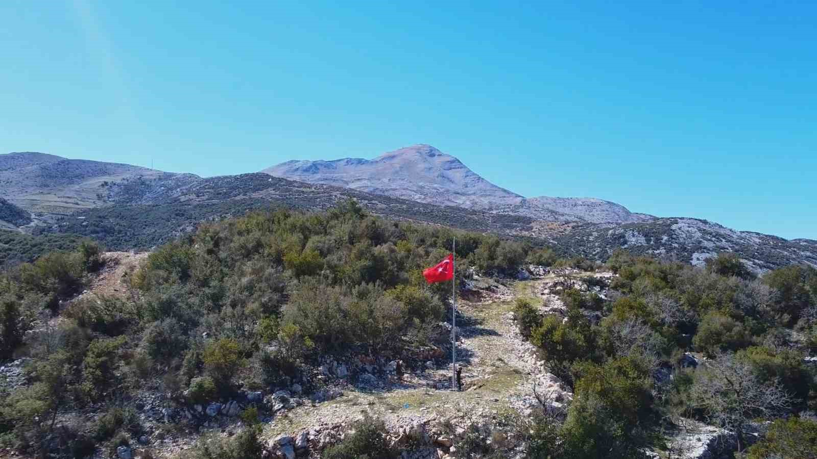 Türkiye’nin en güneyindeki mahallede 7 tepede, 7 bayrak göndere çekildi
