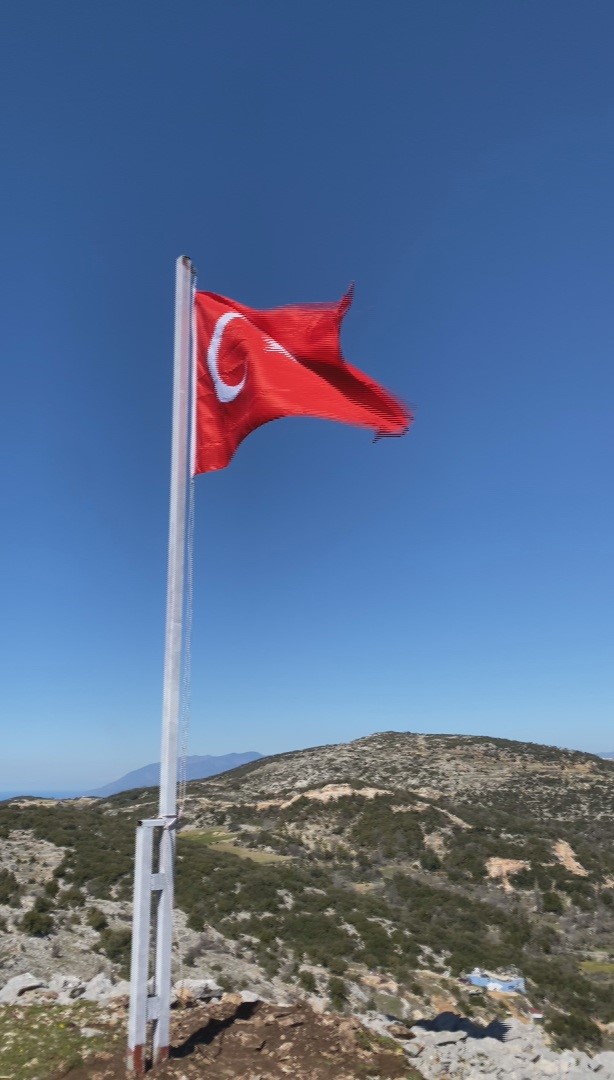 Türkiye’nin en güneyindeki mahallede 7 tepede, 7 bayrak göndere çekildi
