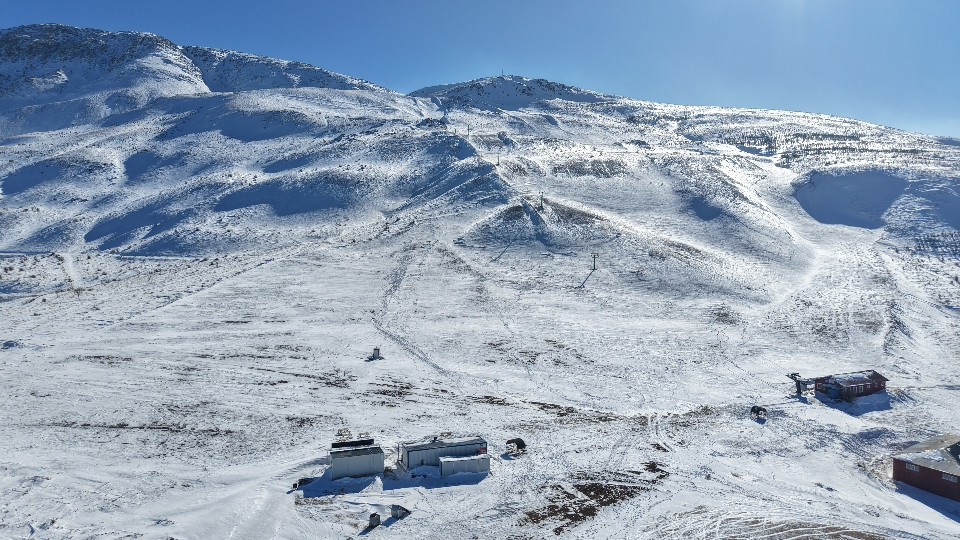 Türkiye’nin göl manzaralı kayak tesisine, fırtına engeli
