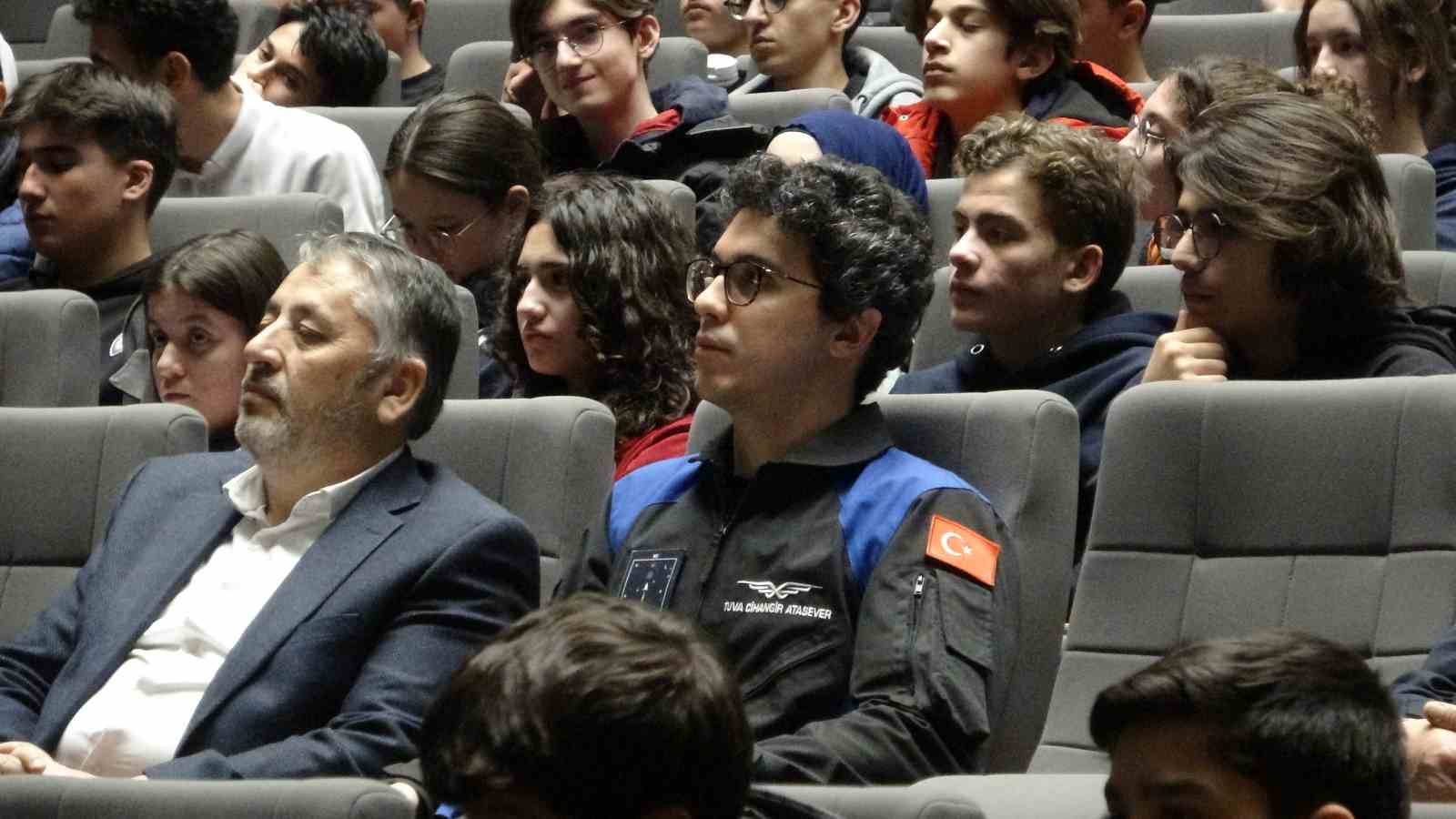 Türkiye’nin ikinci Milli Astronotu Tuva Cihangir Atasever Isparta’da öğrencilerle buluştu
Türkiye’nin ikinci Milli Astronotu Tuva Cihangir Atasever Isparta’da öğrencilerle buluştu