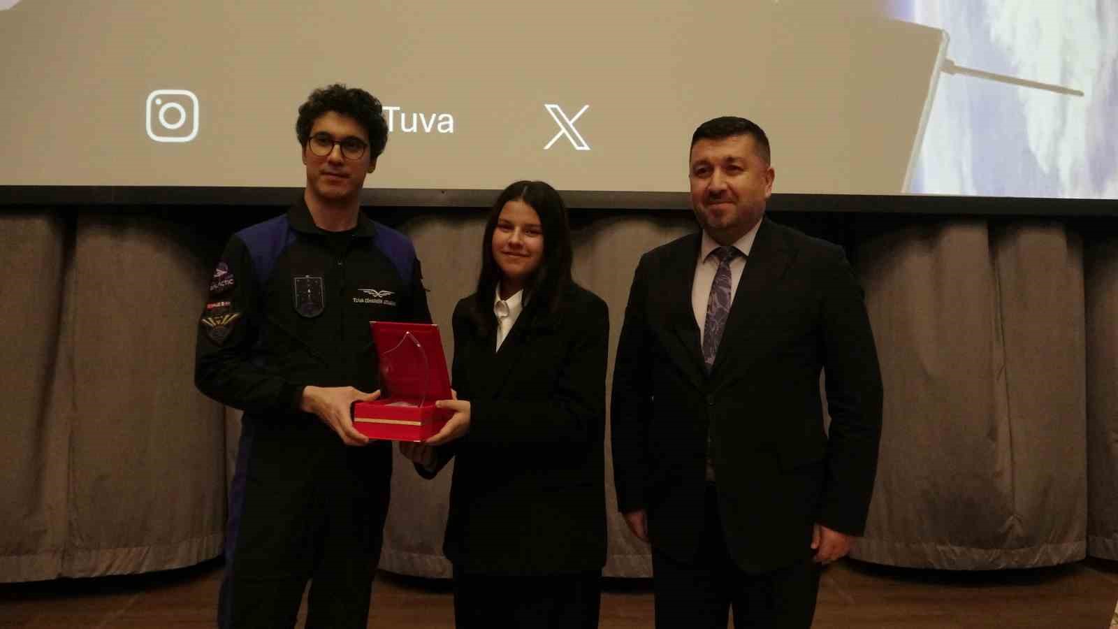 Türkiye’nin ikinci Milli Astronotu Tuva Cihangir Atasever Isparta’da öğrencilerle buluştu
Türkiye’nin ikinci Milli Astronotu Tuva Cihangir Atasever Isparta’da öğrencilerle buluştu