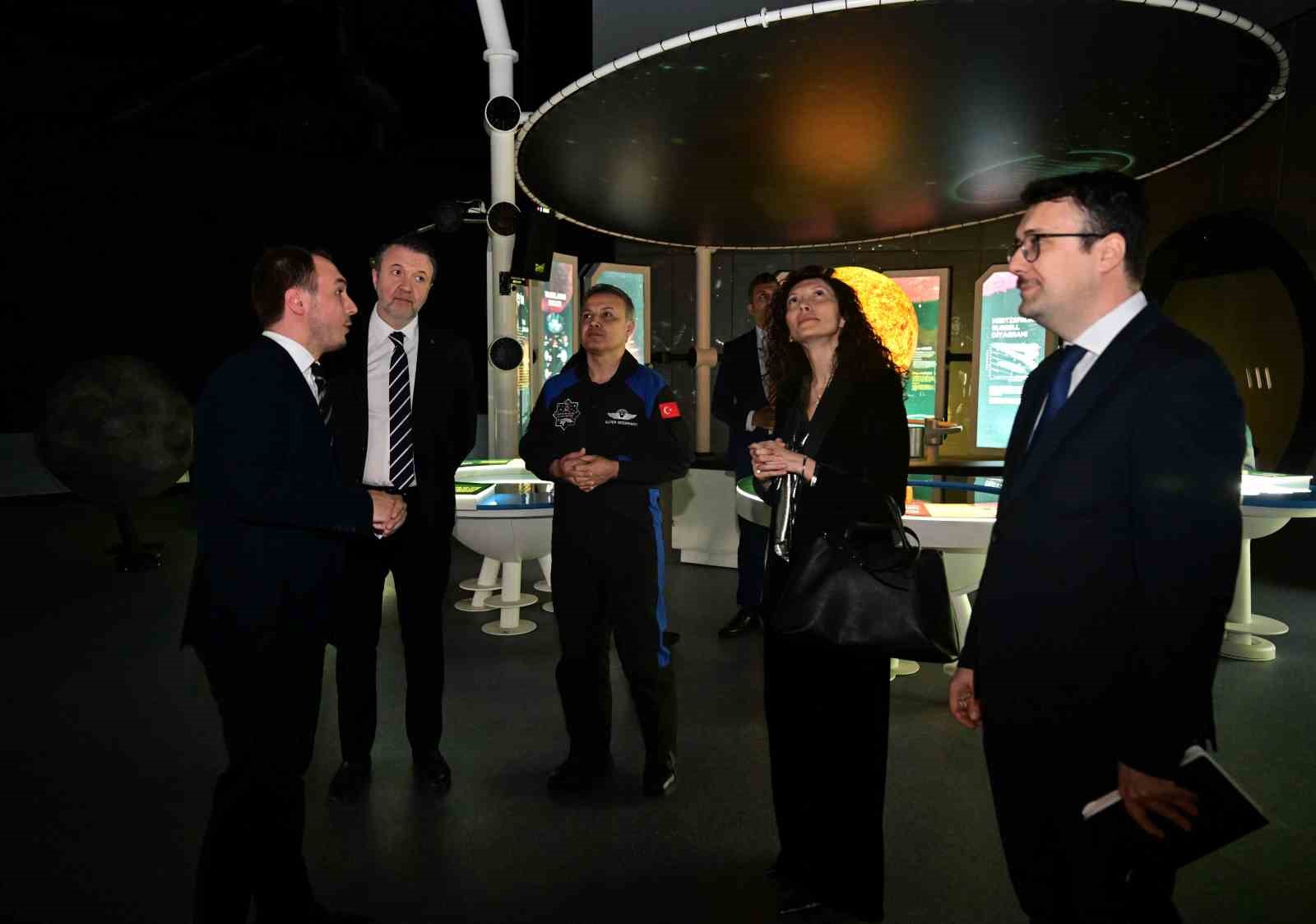 Türkiye’nin ilk astronotu Gezeravcı, GUHEM’de uzay yolculuğunu anlattı
