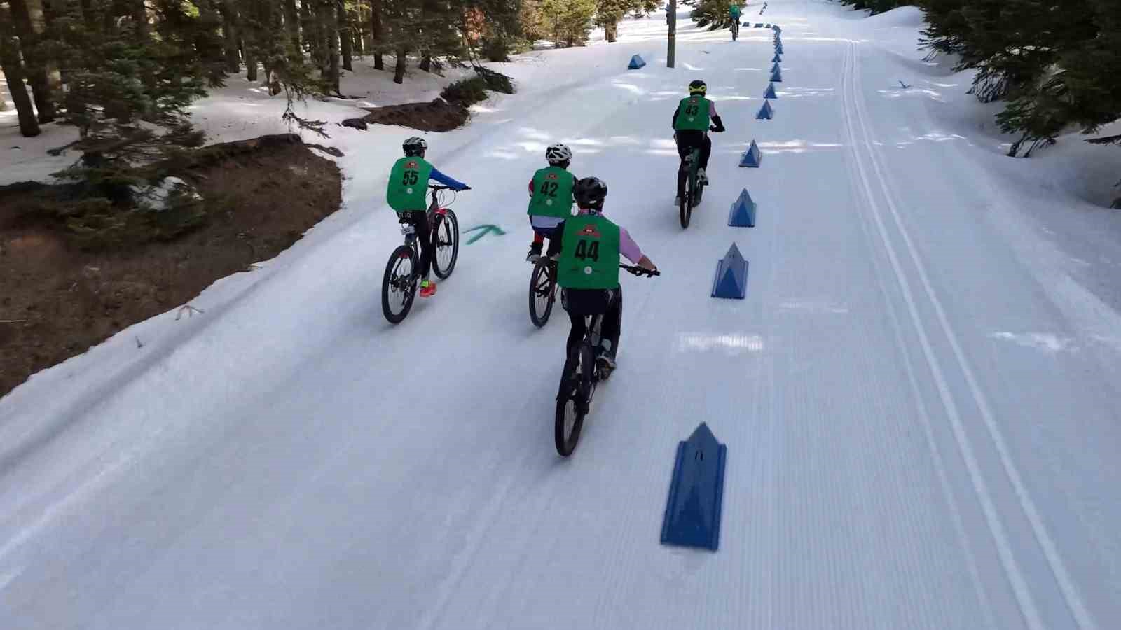 Türkiye’nin ilk kış triatlonu Bolu’da yapıldı
Türkiye’nin ilk kış triatlonu Bolu’da yapıldı