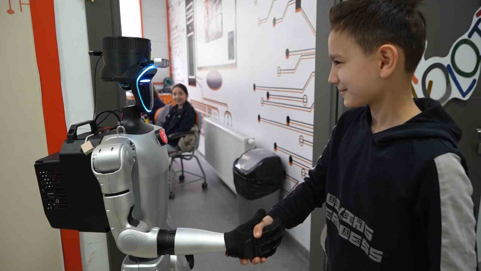 Türkiye’nin nüfusa kaydedilen ilk robotu şimdi de işe başladı
