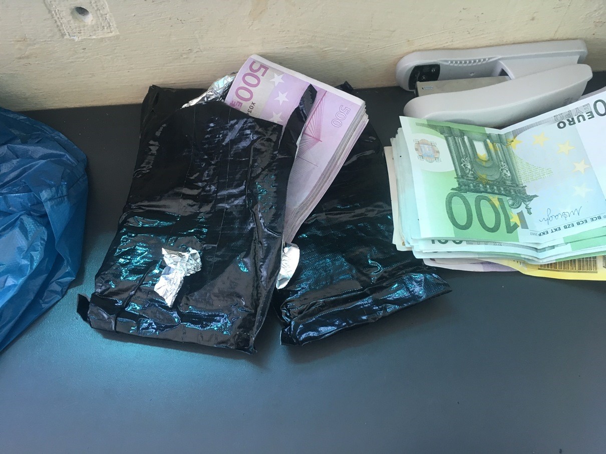 Türkiye’ye gelmek isteyen tırlardaki 85 bin euro ve 426 gram altın komşuya takıldı
