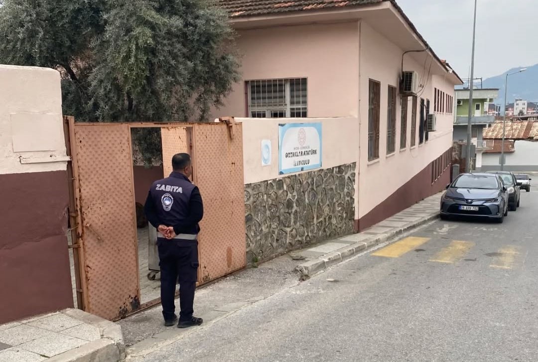 Türkiye’ye örnek olacak uygulama sürüyor: "Zabıta ekiplerinin okul nöbeti"
