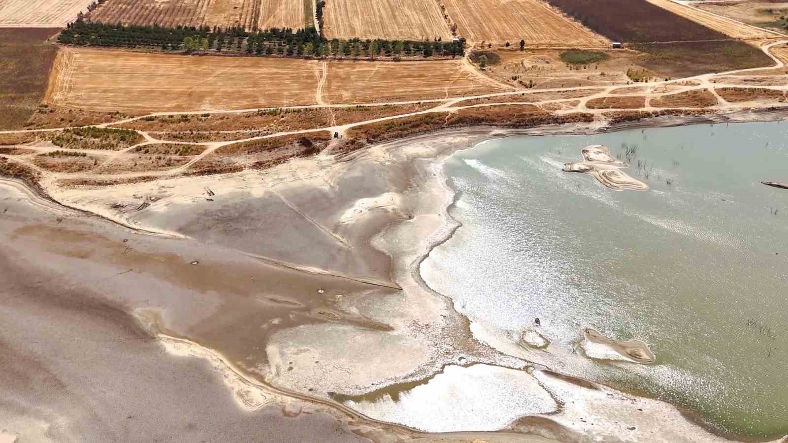 Türkmenli Göleti’nde algasid dozlama ile su kalitesi artırılıyor
