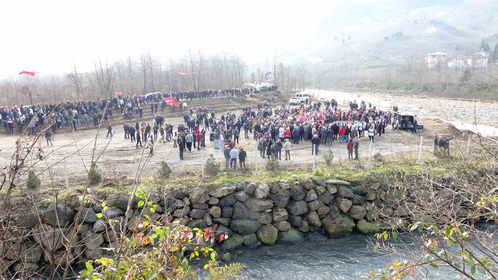 Türkülere konu olan Gelevera Deresi kenarına yapılması planlanan çöp depolama alanına tepki
