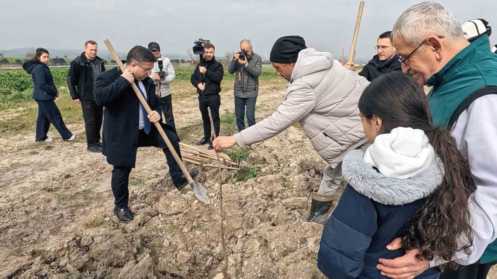 TUSAŞ şehidi Ekici anısına 1000 meyve fidanı toprakla buluşturuldu
