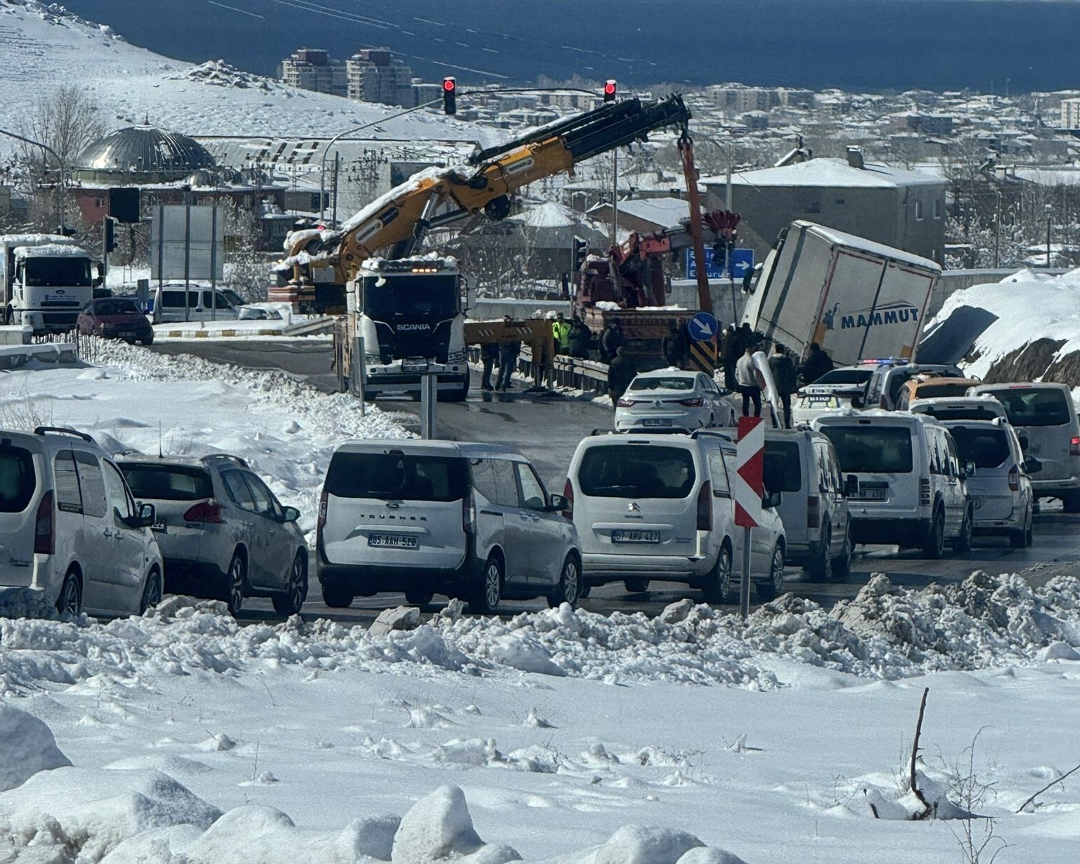 Tuşba’da tır kazasında uzun araç kuyruğu oluştu
