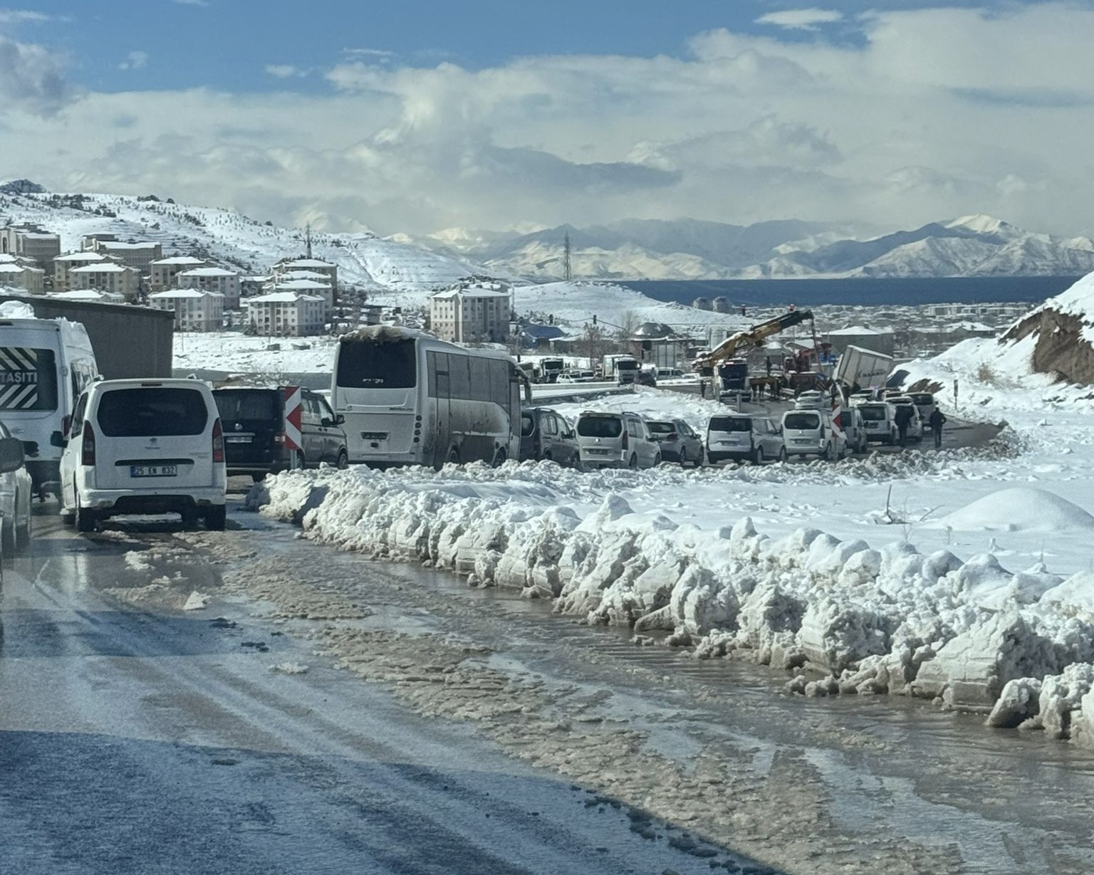 Tuşba’da tır kazasında uzun araç kuyruğu oluştu
