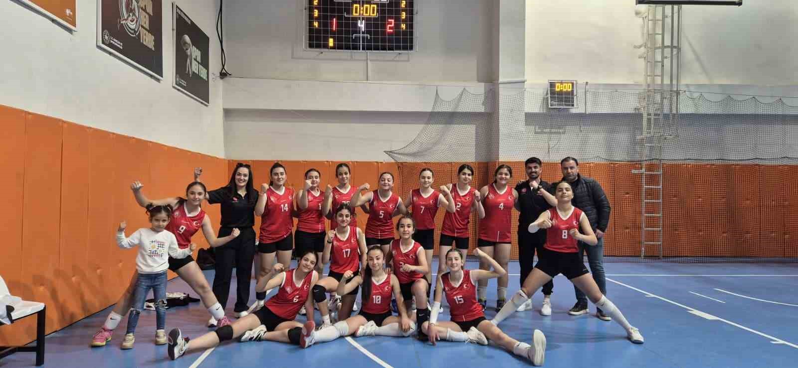 Tut Küçük Kızlar Voleybol Takımı Adıyaman il birincisi oldu
