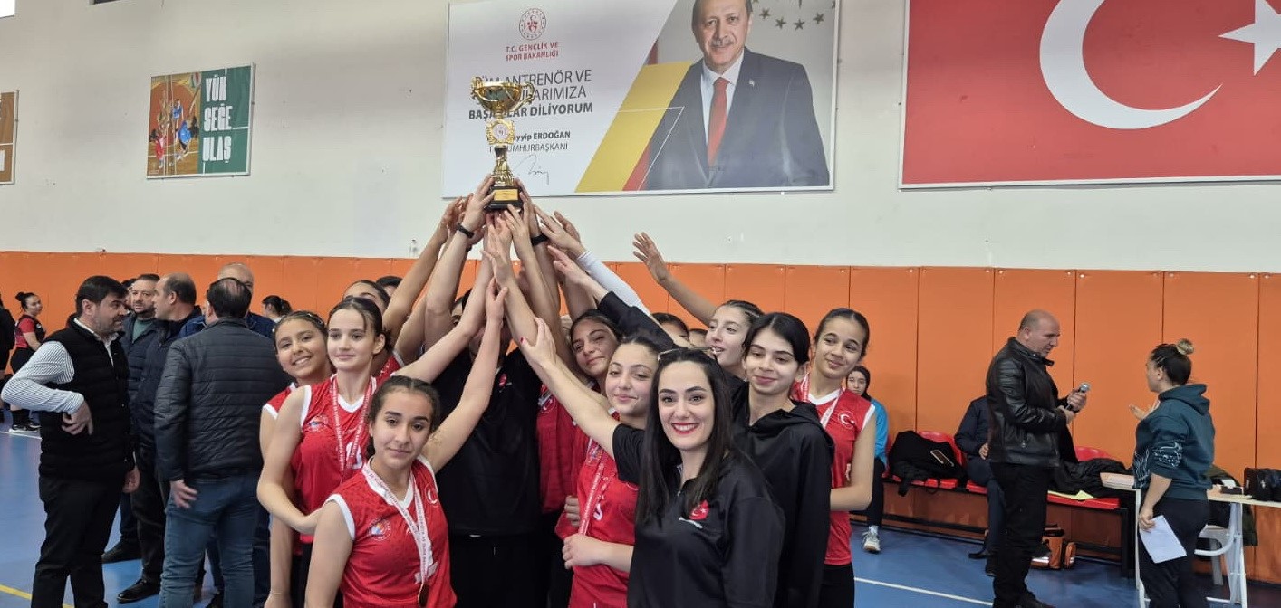 Tut Küçük Kızlar Voleybol Takımı Adıyaman il birincisi oldu
