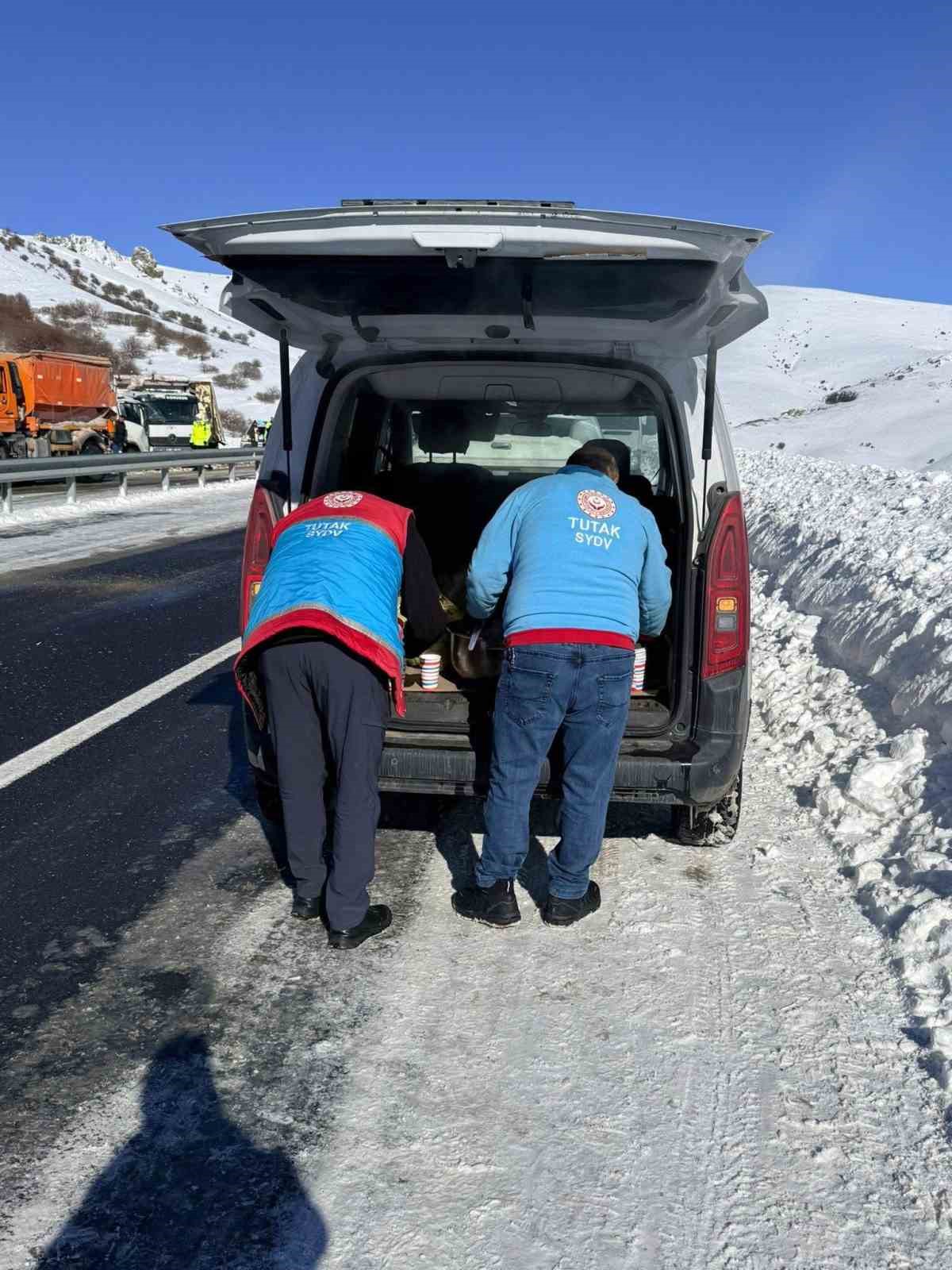 Tutak Kaymakamlığından kazazedelere çorba ikramı
