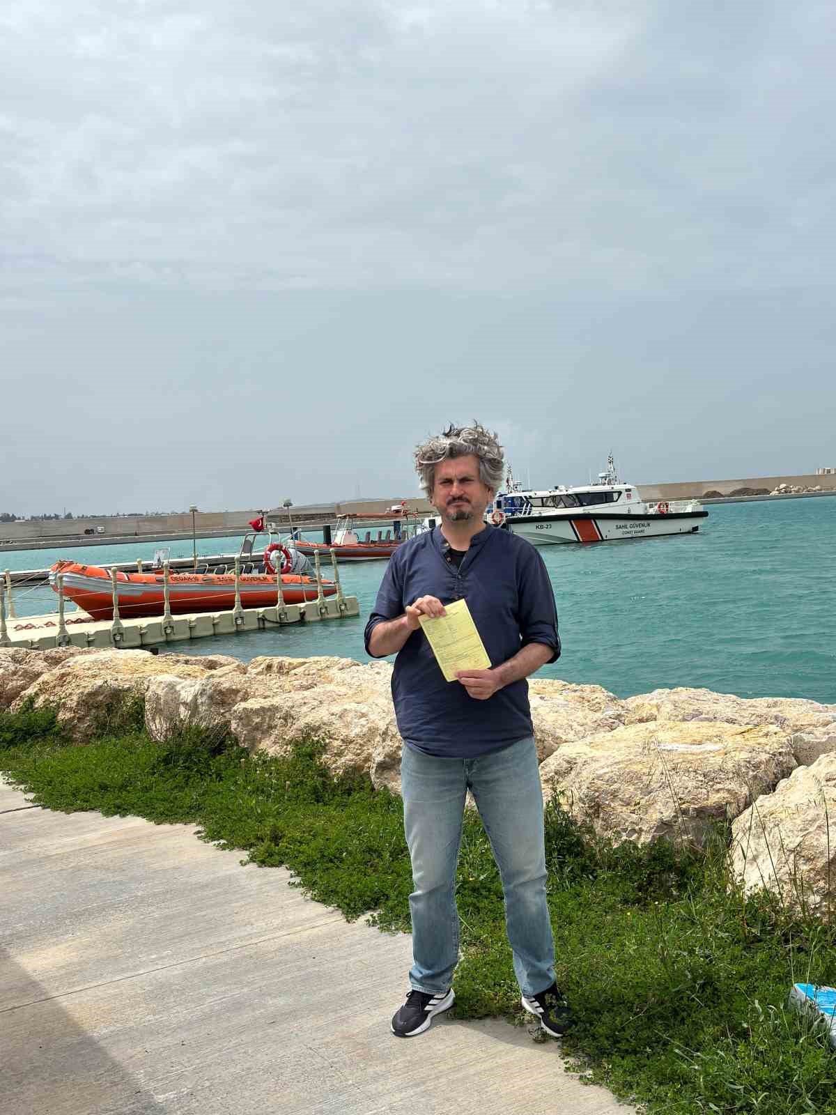 Tuttuğu devasa balıkla sevinç yaşayan öğretmenin mutluluğu yazılan cezayla yarıda kaldı
