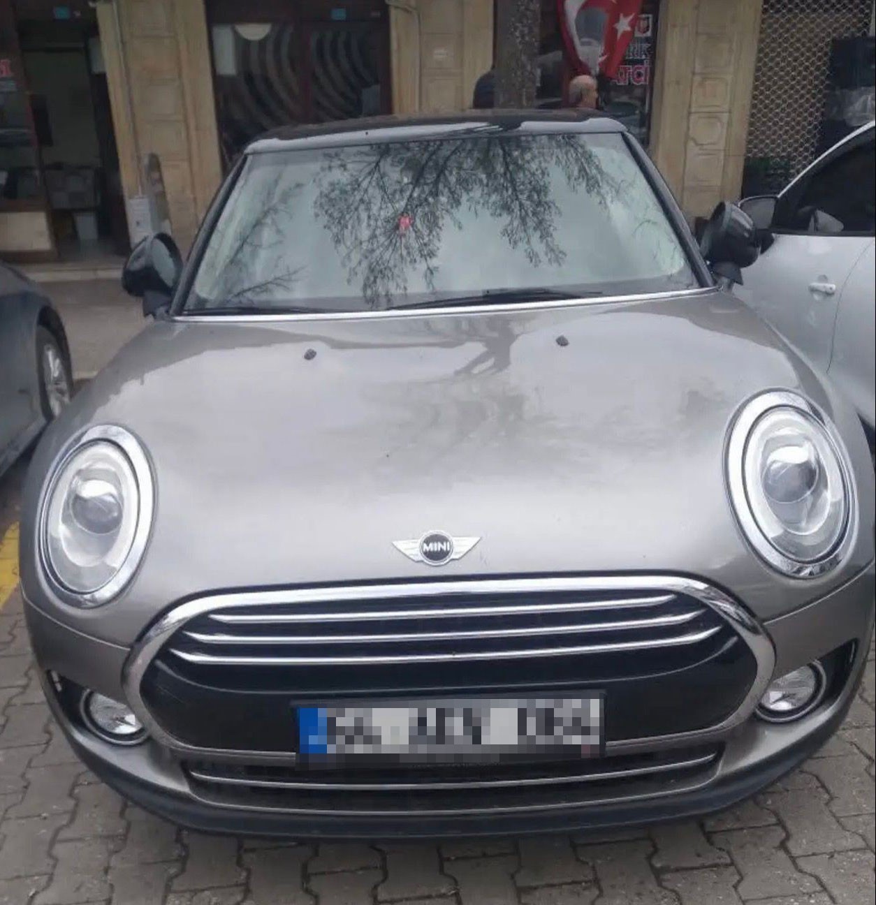 Tutuklu Başkan Yalım’ın sevgilisine aldığı milyonluk otomobil ve diğer araçlar, kayyım atanan otele getirildi
