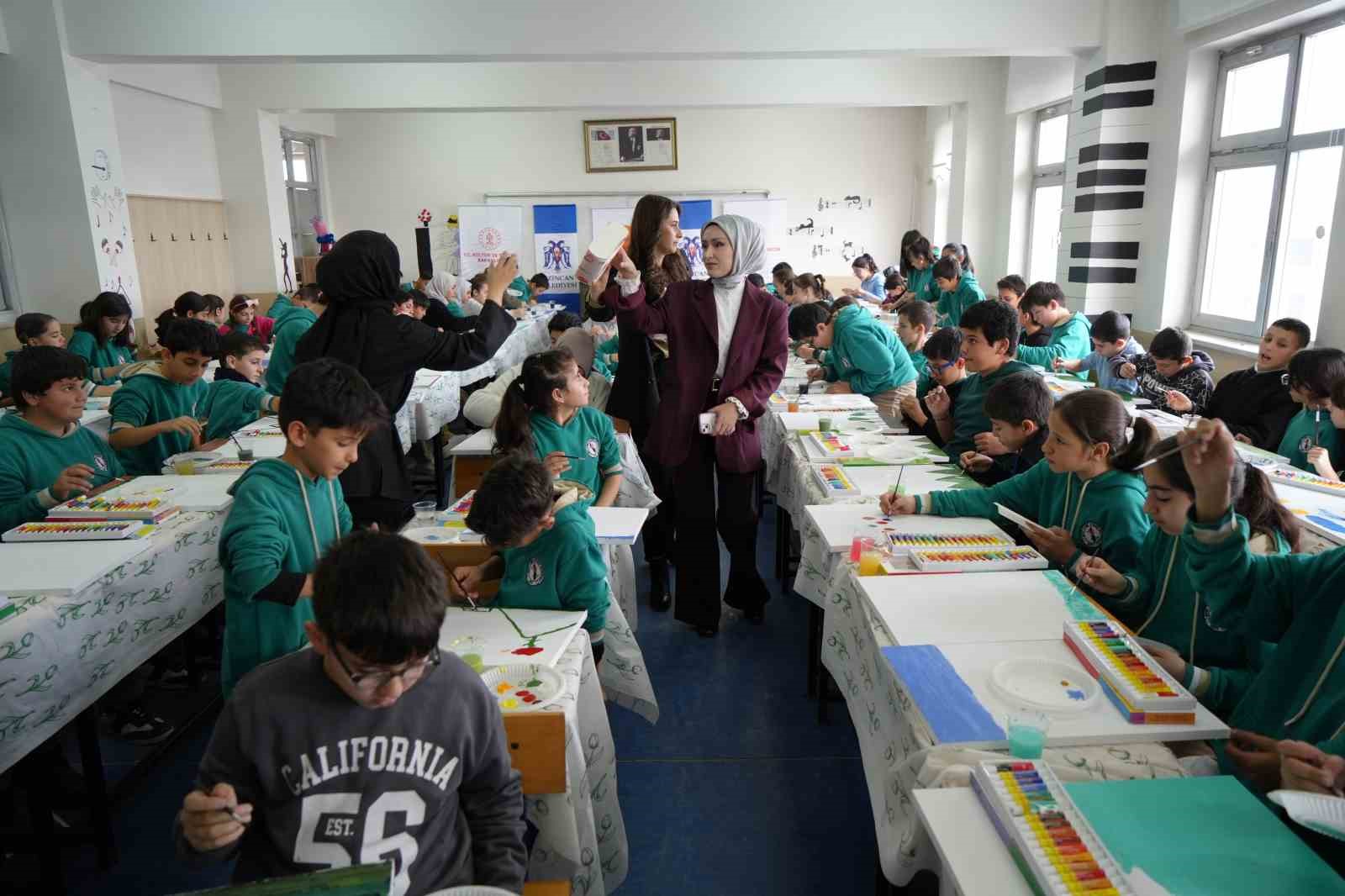 Tuval başında umut: Erzincanlı çocuklar sanatla buluştu
