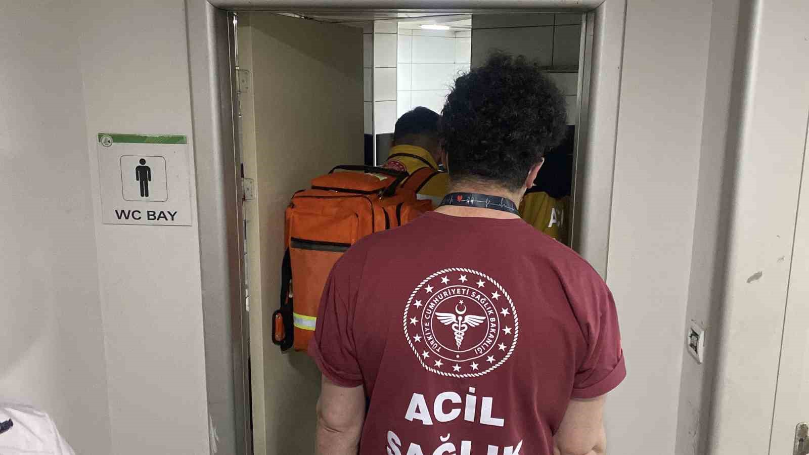 Tuvalette hareketsiz bulundu, uyuduğu ortaya çıktı
