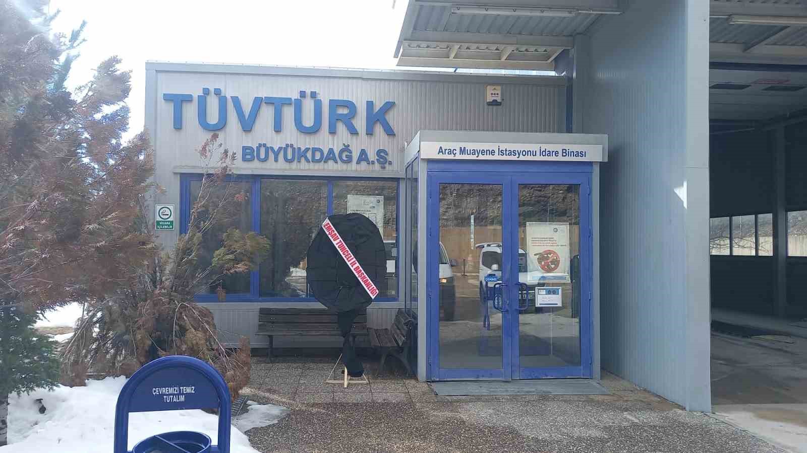 TÜVTÜRK’e siyah çelenk bırakıldı

