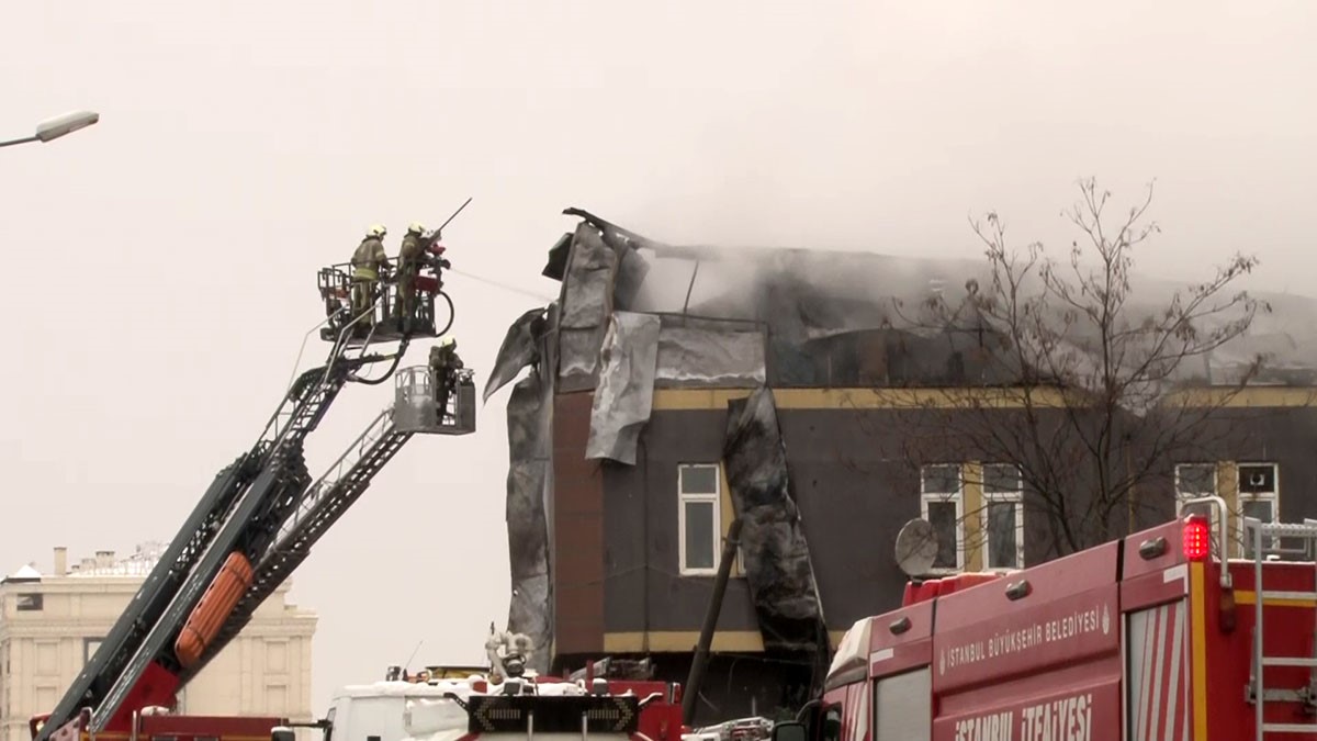 Tuzla’da çakmak fabrikasında çıkan yangın paniğe neden oldu
