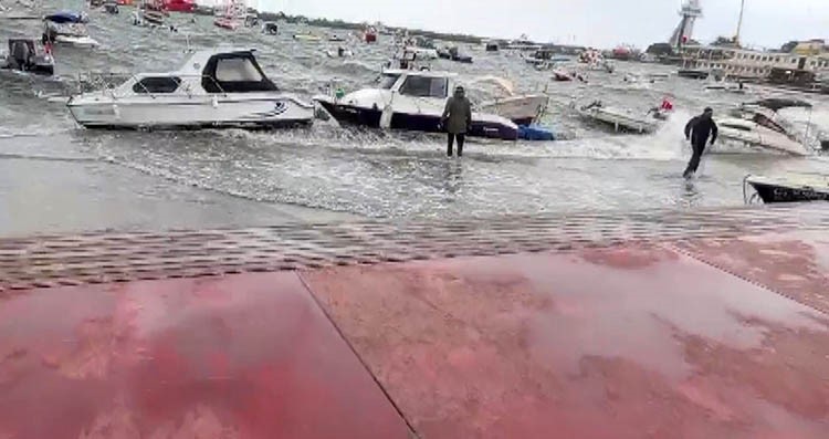 Tuzla’da fırtına alarmı: Deniz sahil yoluna taştı, tekneler zor anlar yaşadı
Tuzla’da fırtına alarmı: Deniz sahil yoluna taştı, tekneler zor anlar yaşadı