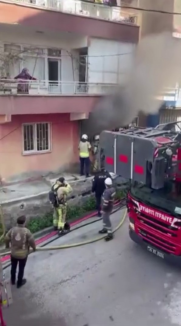 Tuzla’da giriş katında yangın paniği: Ev kullanılamaz hale geldi
