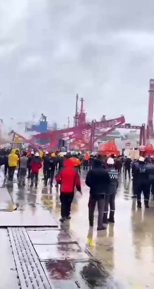 Tuzla’da kule vinç rüzgarın etkisiyle devrildi
