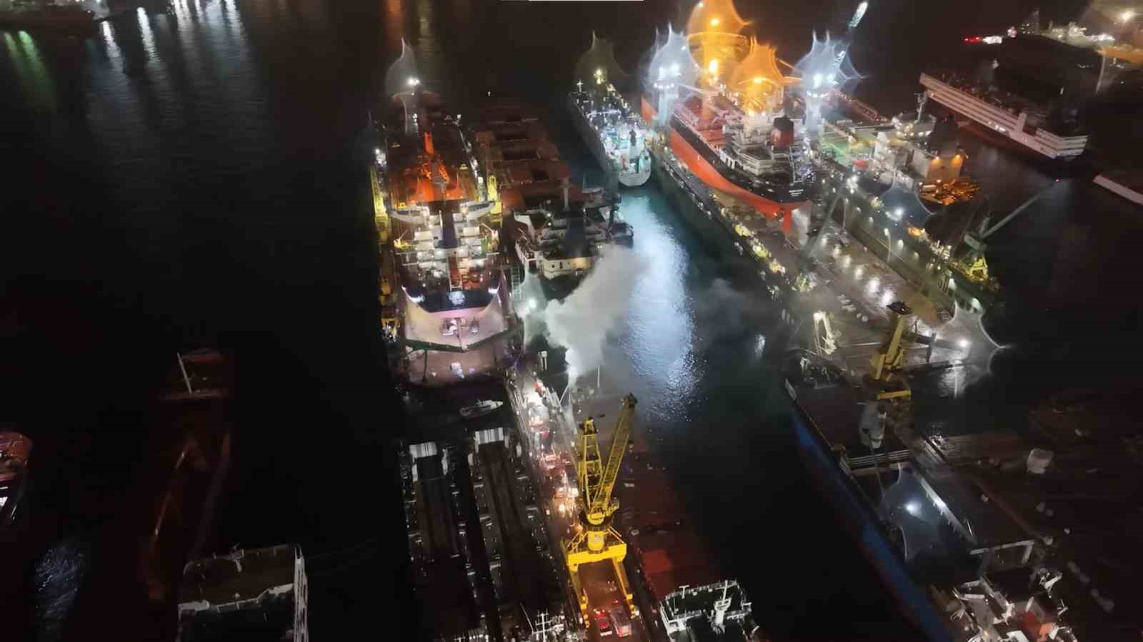 Tuzla’da kuru yük gemisinde yangın: Çok sayıda ekip sevk edildi
