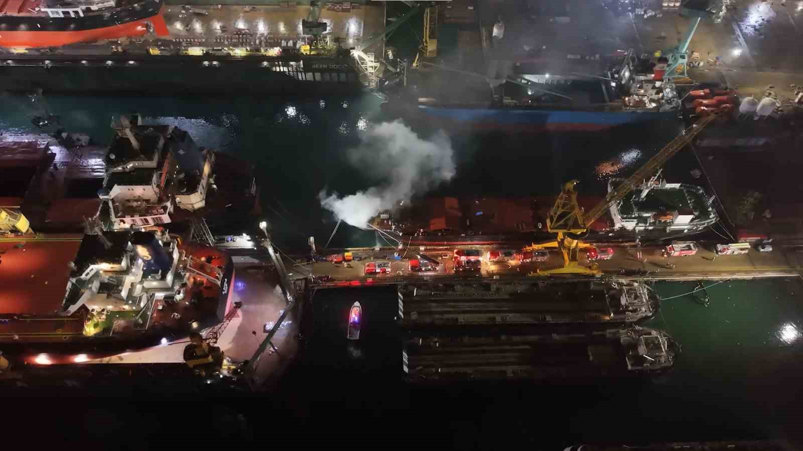 Tuzla’da kuru yük gemisinde yangın: Çok sayıda ekip sevk edildi
