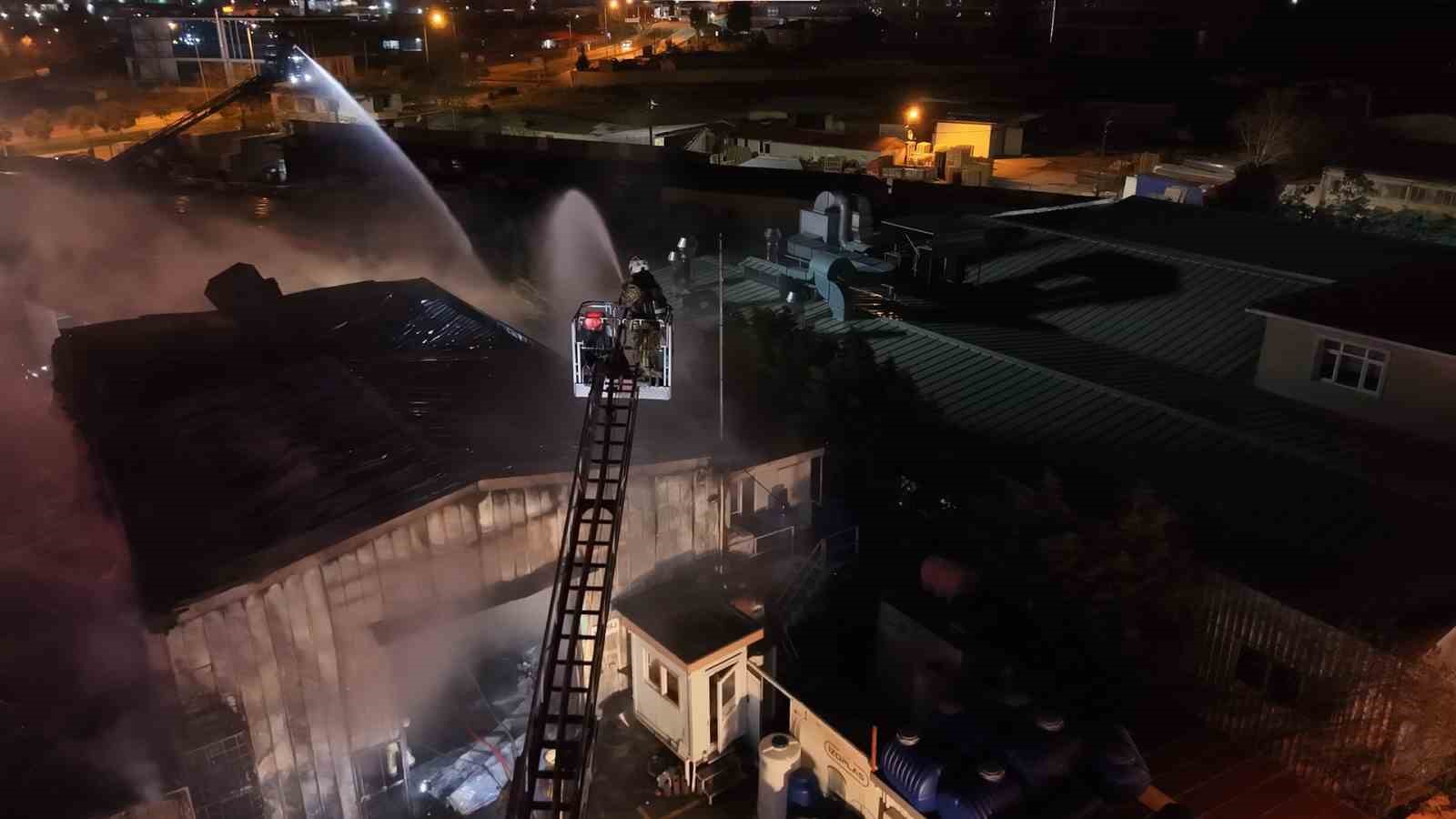 Tuzla’da polyester fabrikasında yangın: Ekipler seferber oldu
