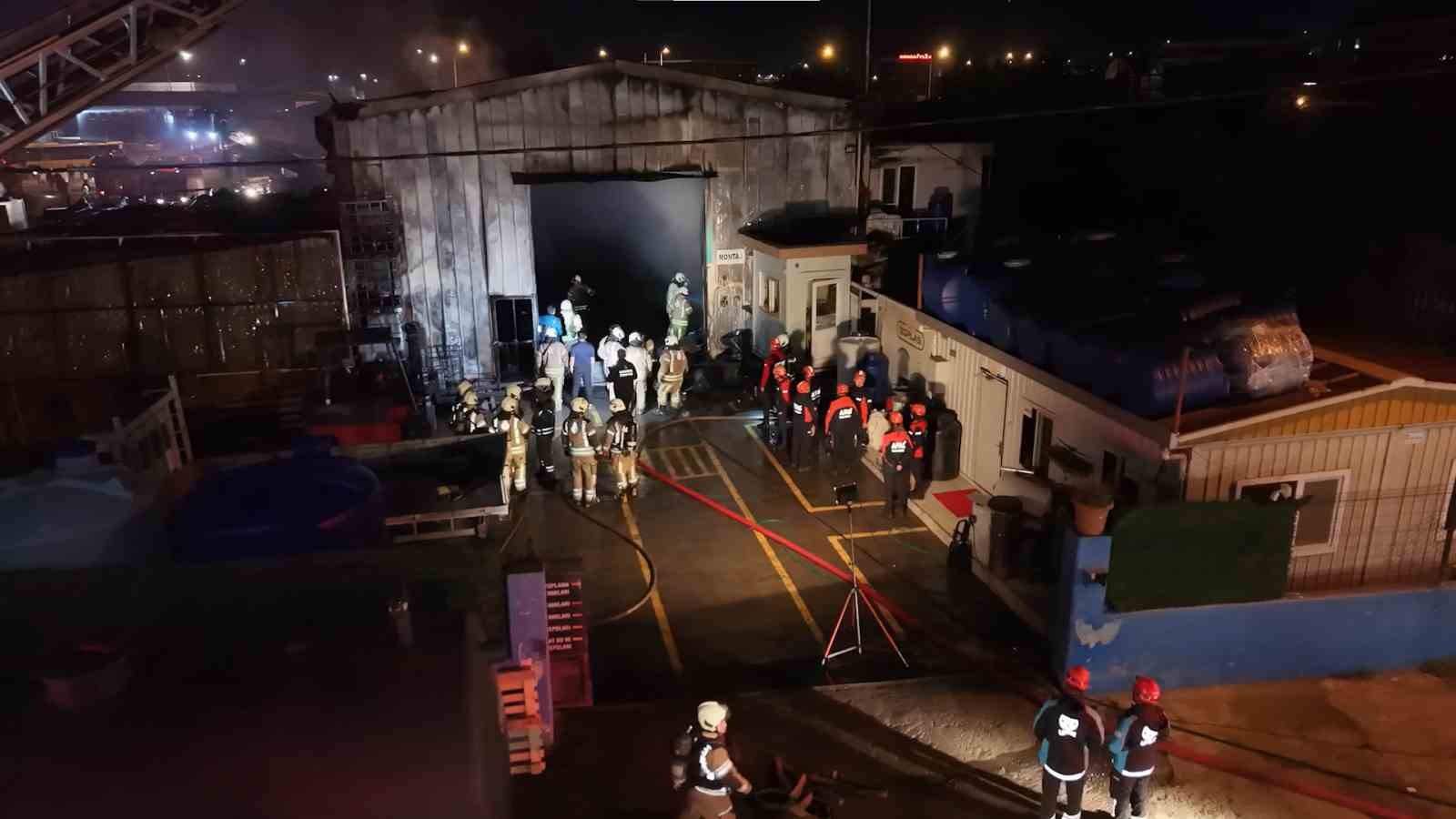 Tuzla’da polyester fabrikasında yangın: Ekipler seferber oldu
