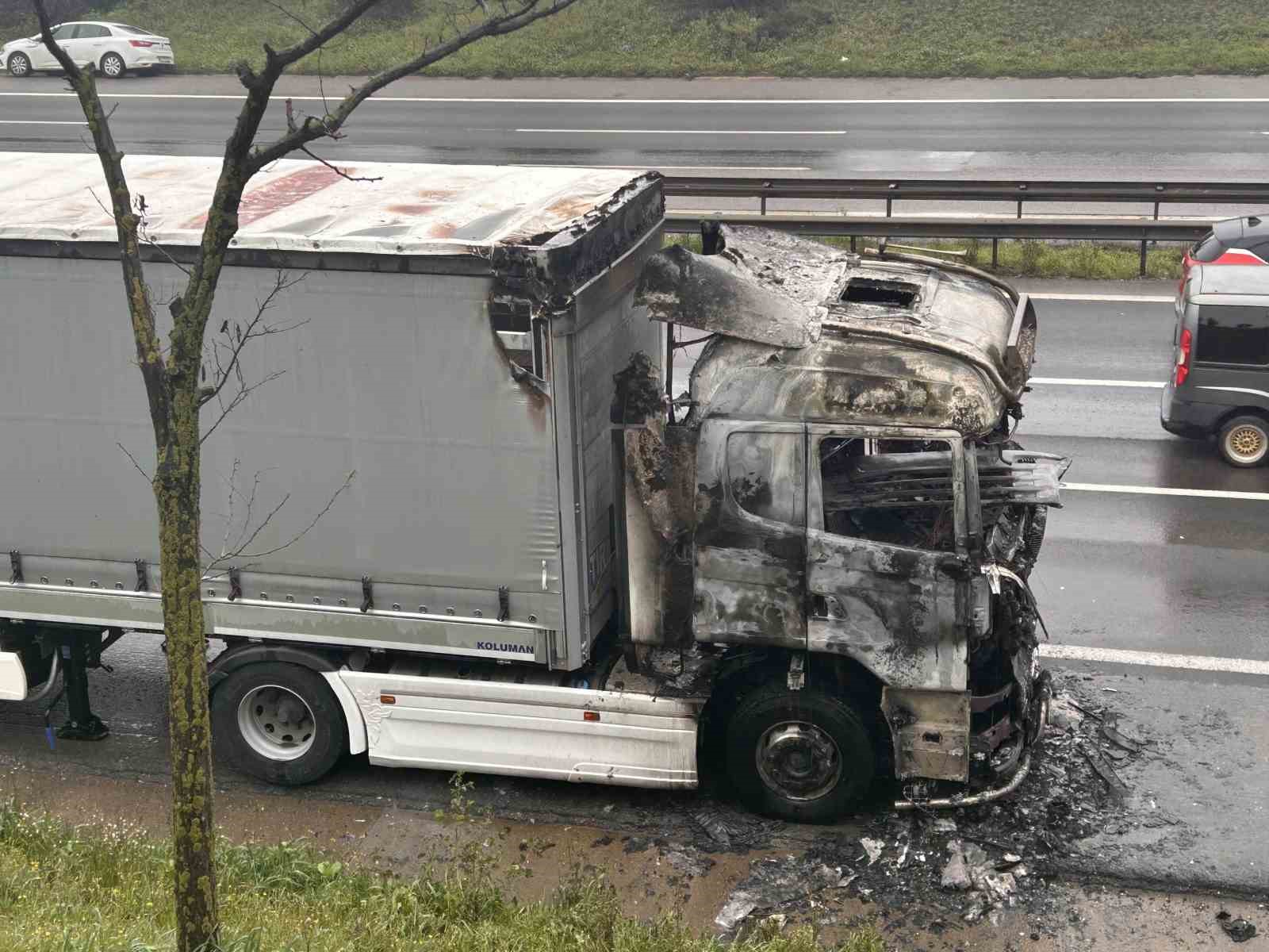 Tuzla’da seyir halindeki tır alevlere teslim oldu
