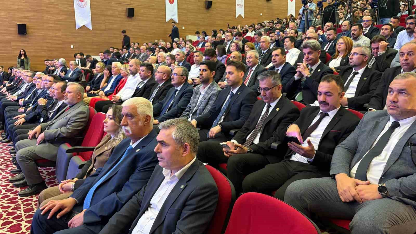 TVHB Başkanı Eroğlu: "Sağlıklı toplum hedefini gerçekleştirmek için mutlaka veteriner hekimlik hizmetlerine ihtiyaç var"
