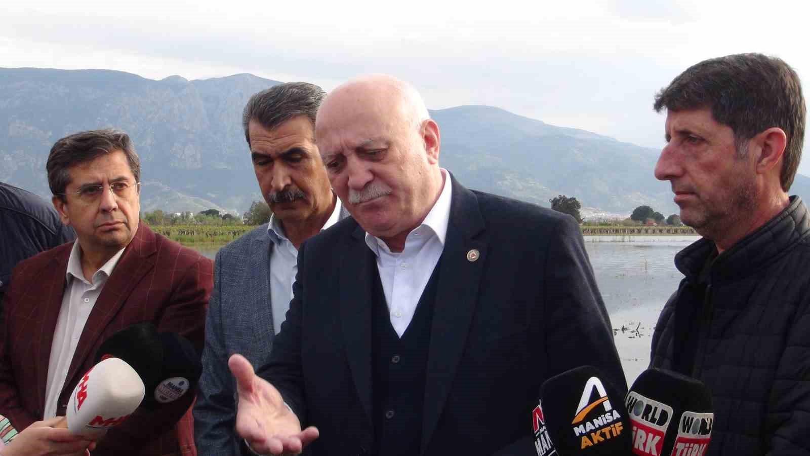 TZOB Genel Başkanı Bayraktar, Manisa’da su altında kalan tarım arazilerini inceledi, destek çağrısı yaptı
TZOB Genel Başkanı Bayraktar, Manisa’da su altında kalan tarım arazilerini inceledi, destek çağrısı yaptı